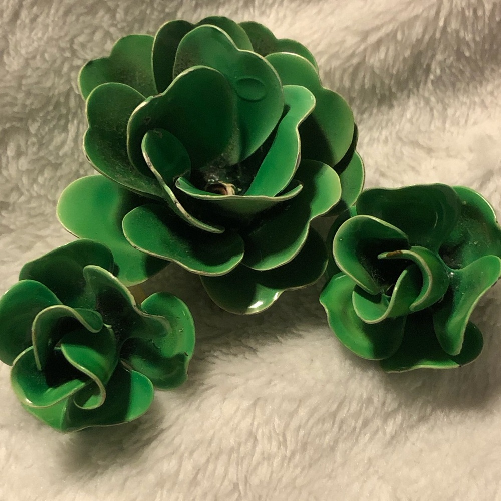 11058 VINTAGE Enamel Brooch Pierced Earrings Set Green Flower Shaped